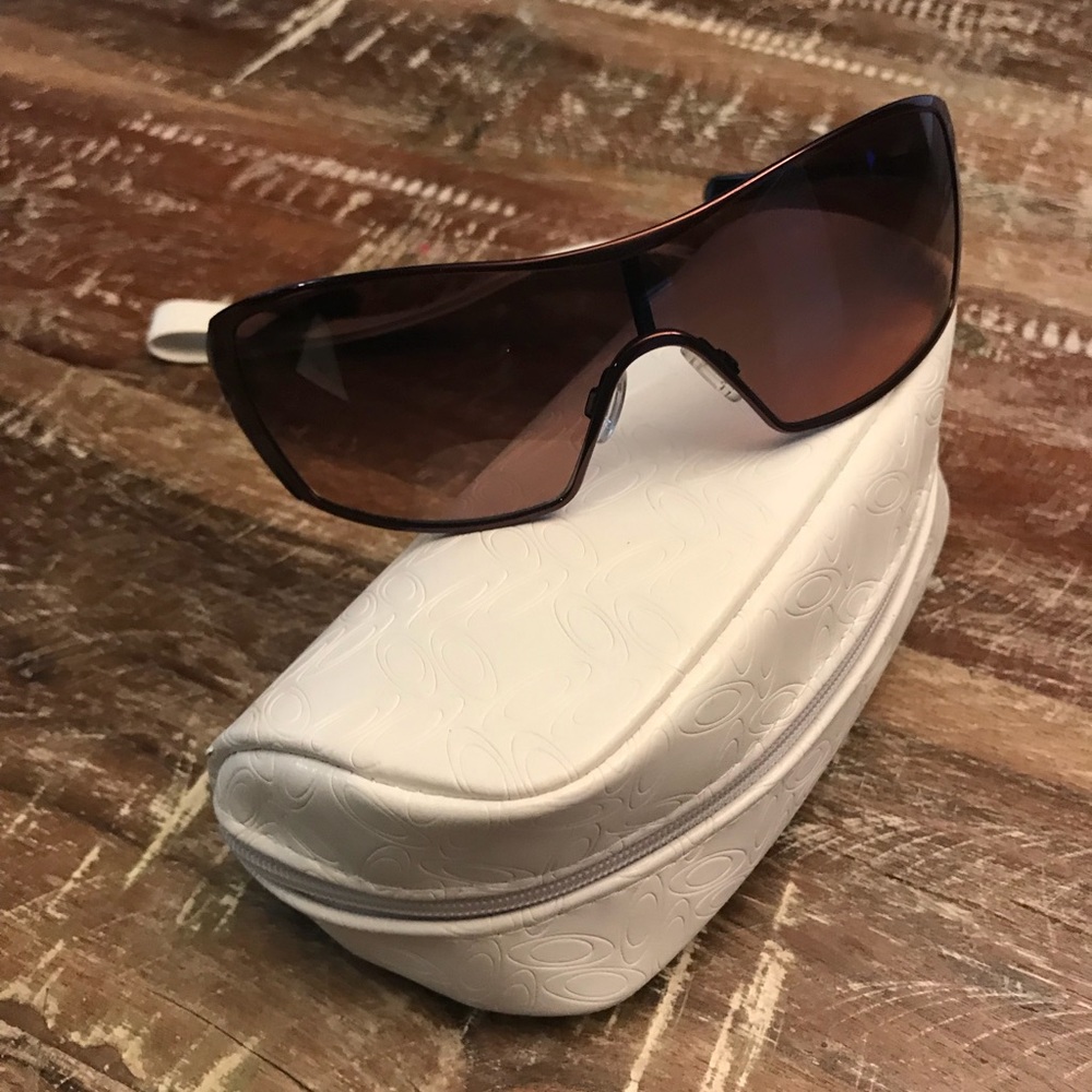 Oakley Woman’s dart berry color glasses